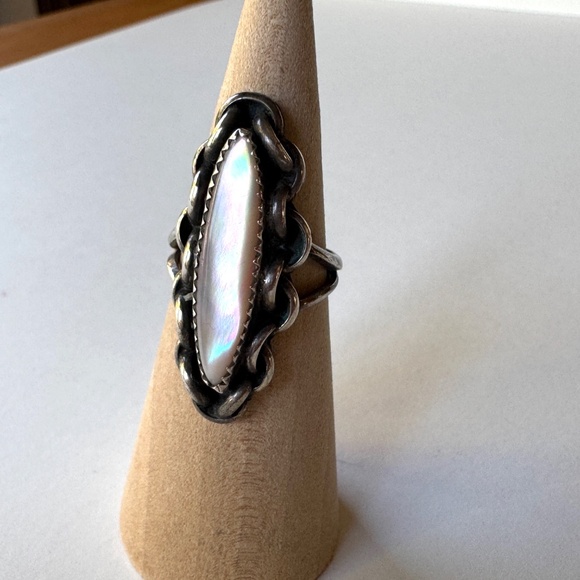 Oval Shell Ring Size 6 1/2, MOP Silver 1970s - Picture 4 of 7